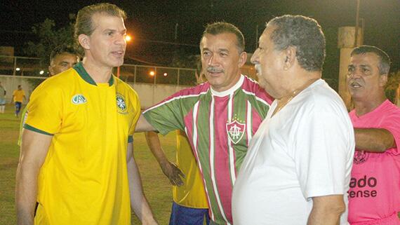 Túlio Maravilha conversa antes do amistoso beneficente entre a seleção brasileira de masters e os veteranos do Atlético Roraima (Foto: Lucas Luckezie)