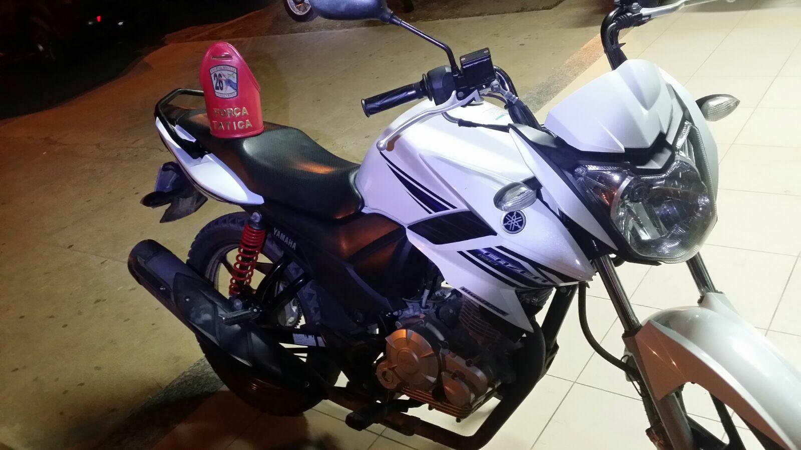 Motocicleta foi abandonada em um posto de gasolina na Zona Norte (Foto: Divulgação)