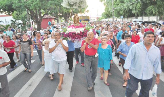 Cerca de mil fieis participaram da procissão que percorreu as principais ruas do Centro de Boa Vista (Foto: Rodrigo Sales)