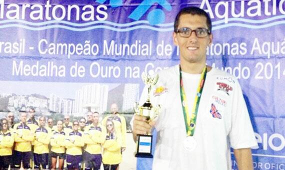 Flávio Monteiro exibe troféu de campeão da Copa Brasil 2014, na categoria Sênior (Foto: Divulgação)