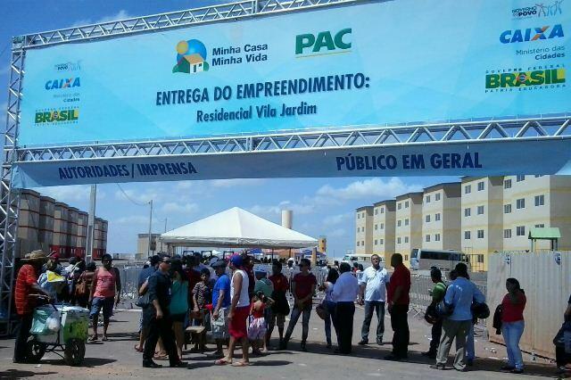 Pessoas no local já estão entrando no residencial (Foto: Paola Carvalho)