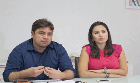 Secretario Estadual de Saúde, Kalil Coelho e a coordenadora da Vigilância em Saúde, Daniela Souza (Foto: Diane Sampaio)