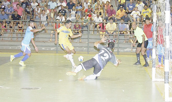 Rafael Barros, autor de três gols na final, durante finalização contra o Airton/Casarão, no ginásio Hélio Campos (Foto: Reynesson Damasceno/FRFS)