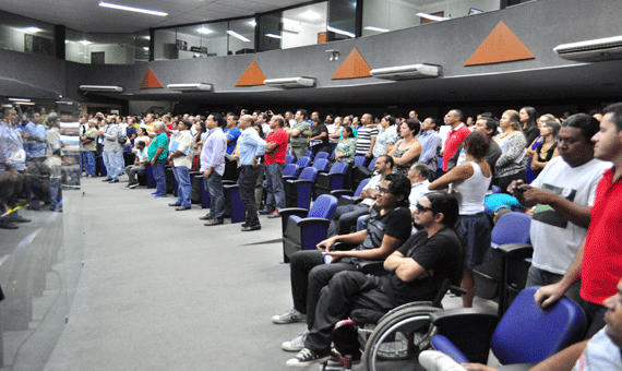 Servidores lotaram a galeria para acompanhar a votação do PCCR (Foto: Rodrigo Sales)