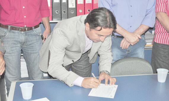 Lamarck Mangueira assinou ficha de filiação do PP visando às eleições municipais (Foto: Rodrigo Sales)