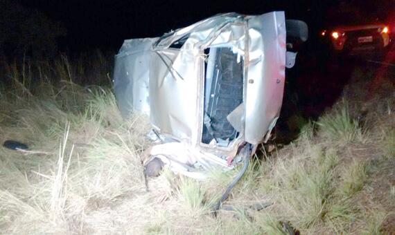 Corpo do condutor ficou embaixo do veículo completamente destruído durante o capotamento (Foto: Divulgação)