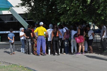 Servidores da limpeza do HGR se reuniram em frente à unidade de saúde para cobrar pagamentos atrasados