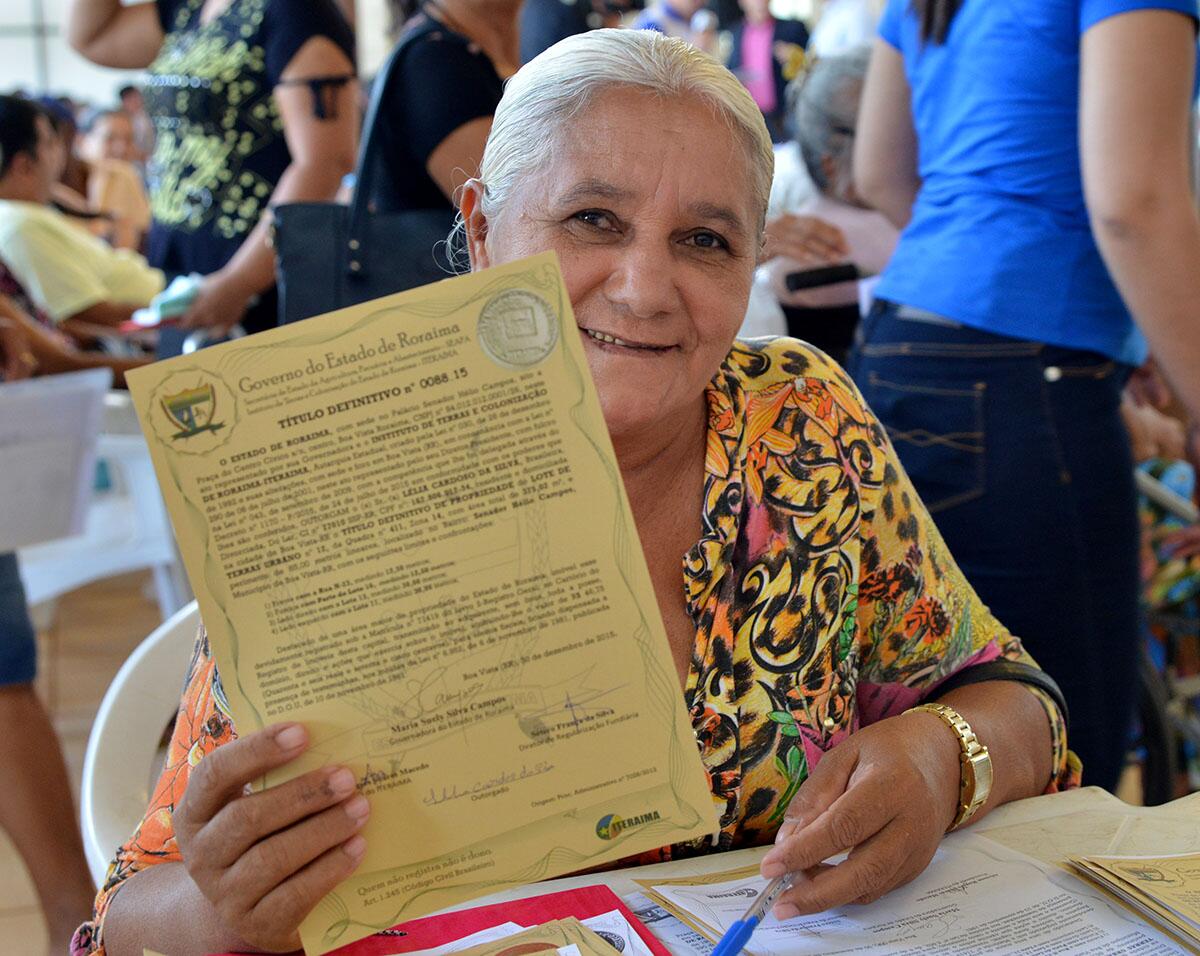 Governo do Estado realizou a entrega de 140 títulos definitivos aos moradores do bairro Senador Hélio Campos (Foto: Fernando Oliveira)