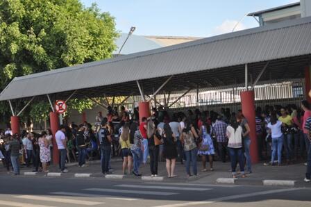 Um dos locais de prova, Instituto Federal de Roraima (IFRR) ficou lotado de candidatos (Foto: Diane Sampaio)