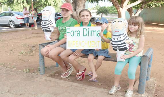Ato reuniu até crianças, que protestaram com bonecos infláveis do ex-presidente Lula vestido de presidiário (Foto: Diane Sampaio)