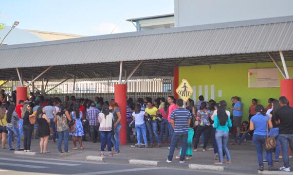 Candidatos lotaram a entrada do Instituto Federal de Roraima (IFRR), um dos quatro locais de prova (Foto: Diane Sampaio)