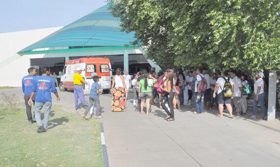 Funcionários se reuniram na manhã de sábado, 12, em frente ao Pronto Atendimento Airton Rocha (Foto: Samara Cordeiro)