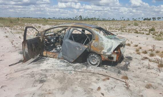 O carro foi encontrado incendiado em uma região de lavrado, próximo à BR-174, sentido Pacaraima (Foto: Divulgação)
