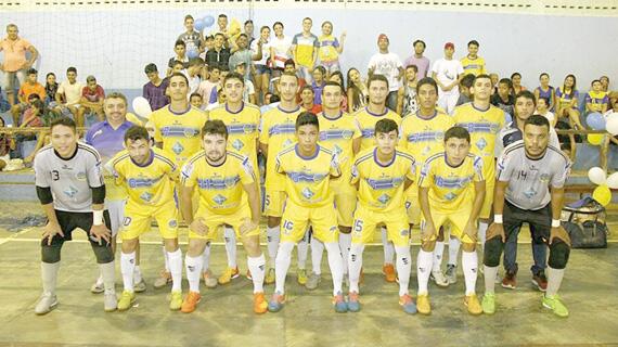 Os jogadores do Constelação perfilados no ginásio de Mucajaí (Foto: Reynesson Damasceno/FRFS)