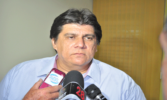 Presidente do Detran, Luiz Castilho, anunciou a devolução do valor da taxa paga (Foto: Rodrigo Sales)