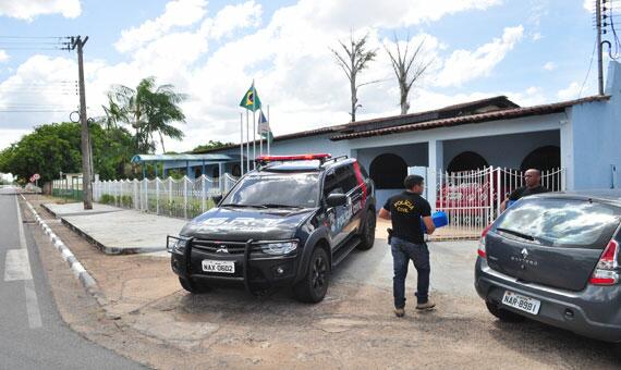 Policiais civis cumpriram mandado de busca e apreensão no final da manhã de ontem (Foto: Rodrigo Sales)