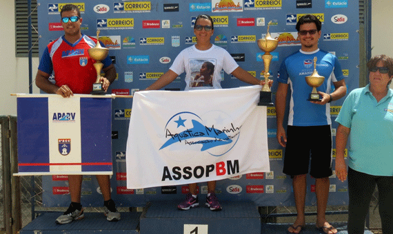 A técnica Astréa Teca Marinho (Aquática Marinho) sobe no lugar mais alto do pódio da classificação geral do torneio (Foto: Divulgação)