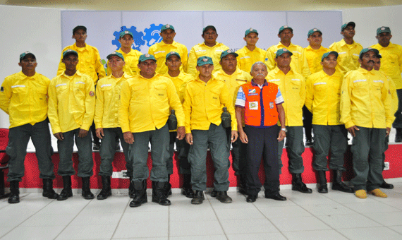 Brigadistas que irão trabalhar no combate a incêndios foram apresentados no quartel do Corpo de Bombeiros (Foto: Rodrigo Sales)