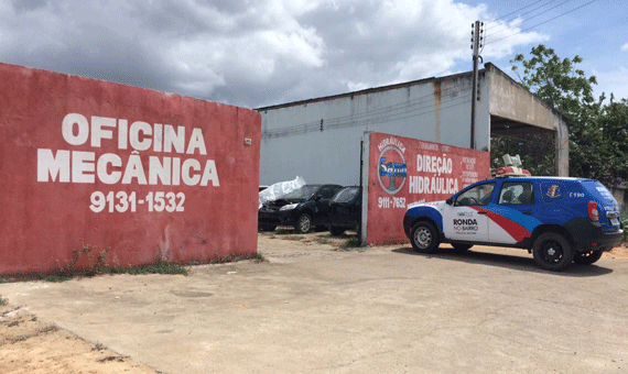 Depois de desobedecer à polícia, infrator pegou um tijolo e acertou na parte traseira da viatura (Foto: Rodrigo Sales)