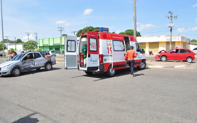 Acidente ocorreu na Avenida Ville Roy (Foto: Rodrigo Sales)