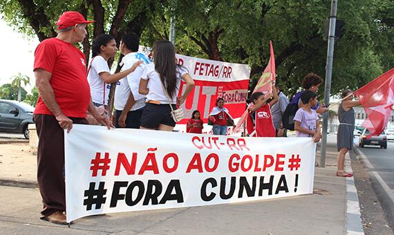 Cerca de 100 manifestantes se reuniram em frente à Assembleia Legislativa, na Praça do Centro Cívico (Foto: Diane Sampaio)