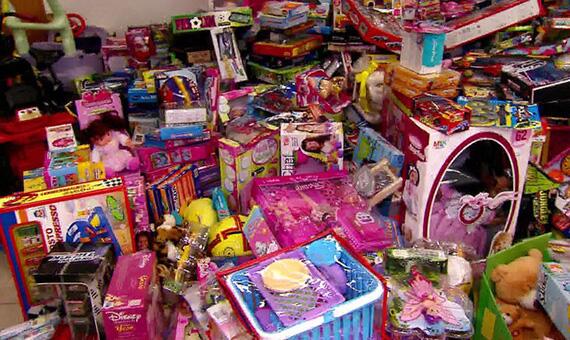 Todos os anos o servidor público, Adalberto Alves, arrecada brinquedos para distribuir entre crianças carentes (Foto: Divulgação)