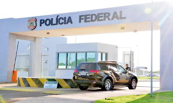 Movimentação na Polícia Federal foi intensa desde as primeiras horas da manhã (Foto: Rodrigo Sales)