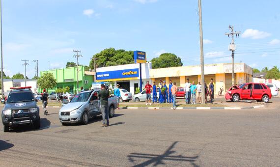 Acidente aconteceu no cruzamento da Avenida Ville Roy com a Rua Juscelino Kubitscheck (Foto: Diane Sampaio)