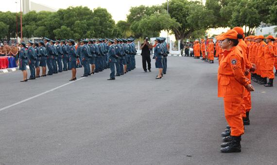 Cerimônia de formatura ocorreu na Praça do Centro Cívico, ontem à tarde (Foto: Samara Cordeiro)