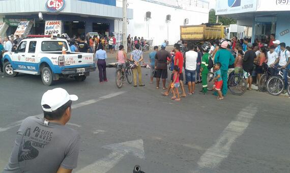 Acidente aconteceu no cruzamento da Avenida Nazaré Filgueiras com a Rua Sólon Rodrigues Pessoa (Foto: Antônio Sousa)