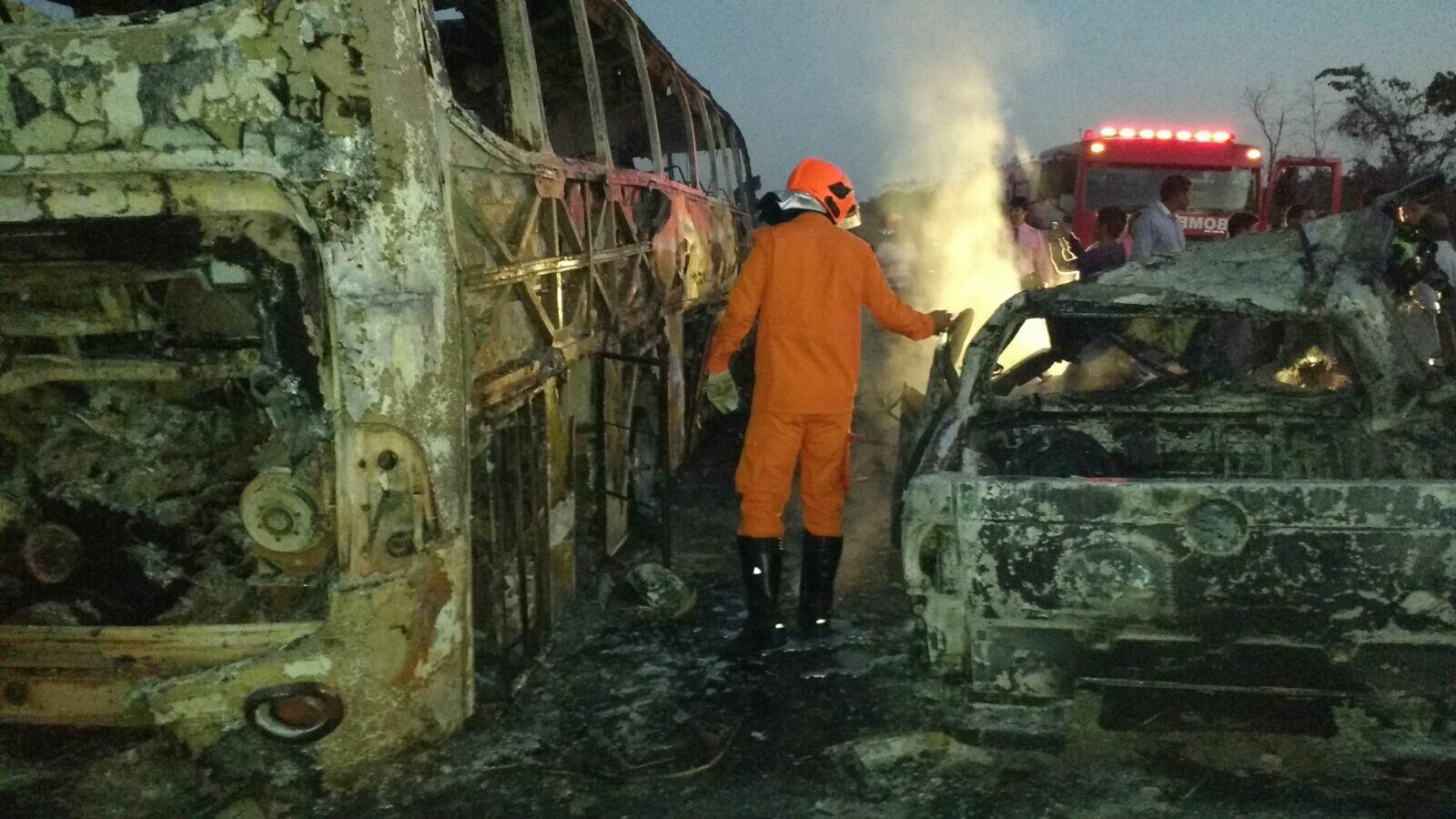 Com o impacto da batida, os dois veículos pegaram fogo, e os ocupantes da caminhonete morreram carbonizados (Foto: Divulgação)