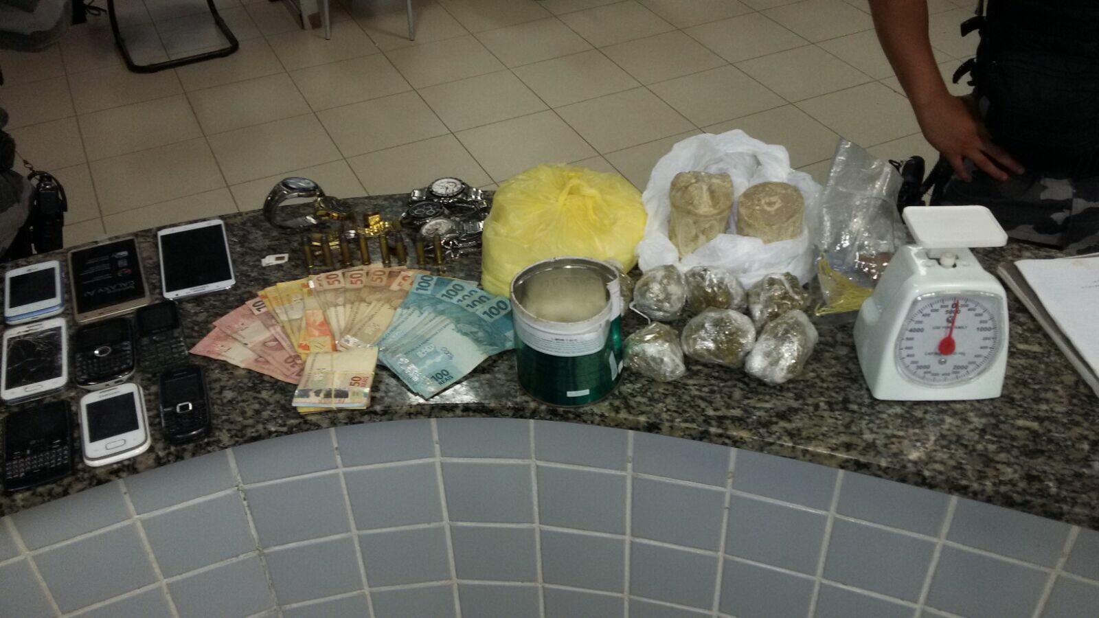 Foi apreendida grande quantidade de pasta a base de cocaína e materiais que eram utilizados para a fabricação da droga, além de celulares roubados