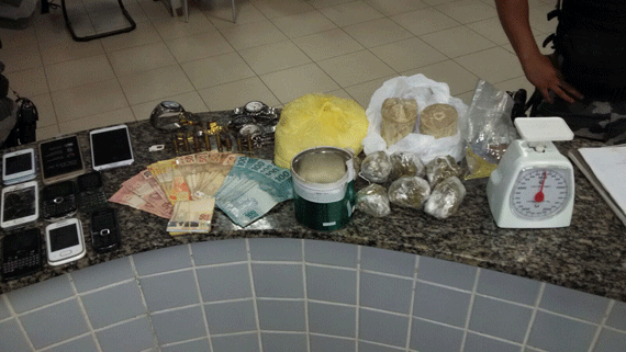 Materiais de fabricação de drogas e grande quantidade de pasta base de cocaína foram apreendidos durante a operação (Foto: Divulgação)