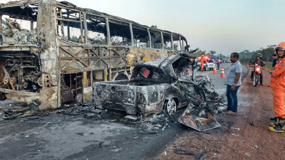 Tanto o ônibus quanto a caminhonete foram tomados pelo fogo (Foto:  Divulgação)