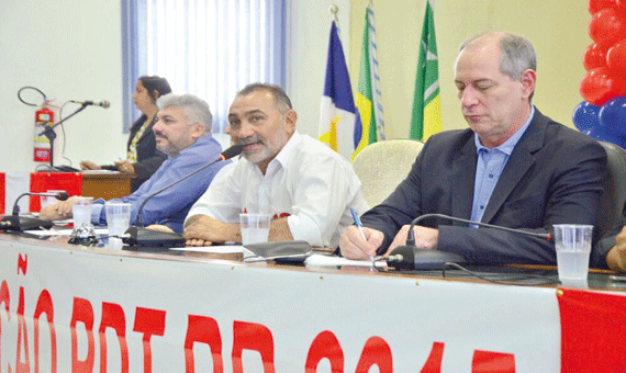 Ao lado do ex-ministro Ciro Gomes, presidente estadual reeleito do PDT, senador Telmário Mota, discursa (Foto: Raynere Ferreira/Assessoria Parlamentar)