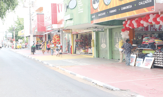 Movimentação no comércio popular da avenida Jaime Brasil está bem abaixo de anos anteriores, afirmam empresários. (Foto: Samara Cordeiro)