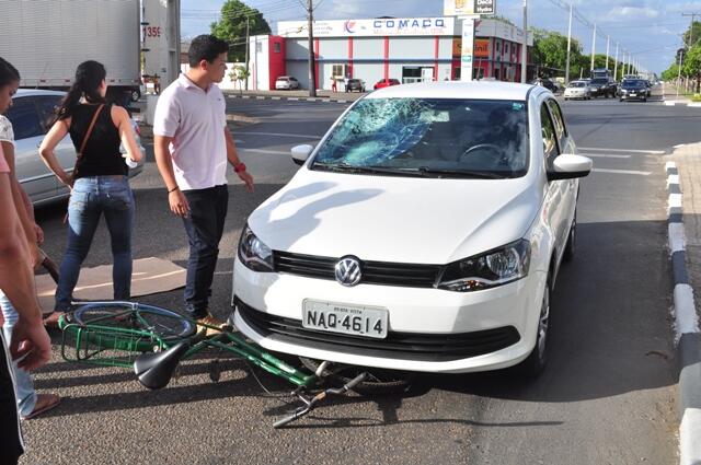 A bicicleta da vítima ficou embaixo do carro (Foto: Rodrigo Sales)