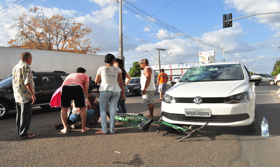 Apesar de ter sido lançado contra o para-brisa, idoso estava consciente (Foto: Rodrigo Sales)