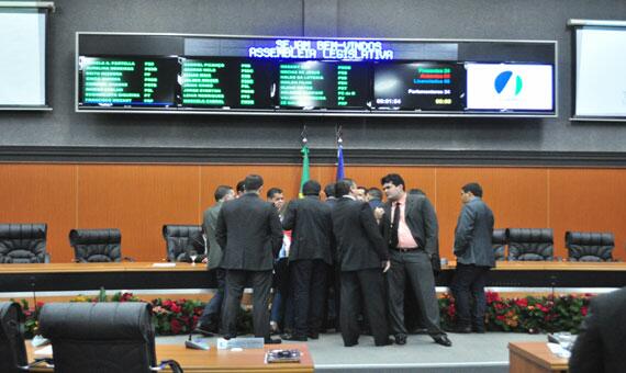 Mesmo com base governista se retirando do plenário, Orçamento para 2016 foi aprovado (Foto: Rodrigo Sales)