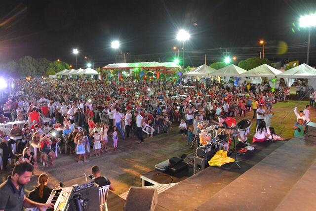 Cantores locais, coral composto por 100 crianças e a presença do Papai Noel encantaram o público (Foto: Charles Wellington)