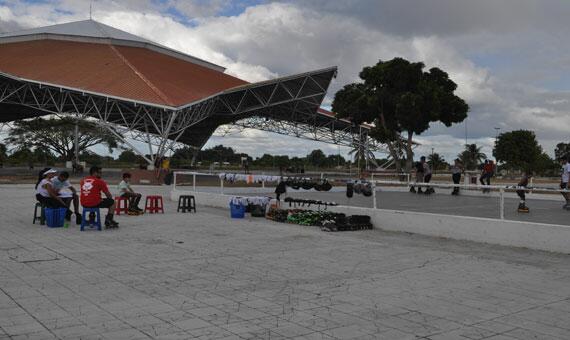 Famílias e amigos se reúnem para fazer piqueniques ou praticar esportes (Foto: Samara Cordeiro)