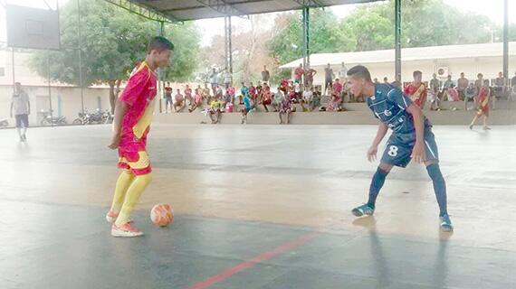 Esquadra Azul e Schalke 04 duelaram na quadra da escola Tancredo Neves (Foto: Divulgação)