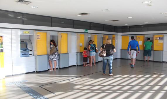 Quem precisar pagar contas no feriado pode recorrer aos caixas eletrônicos (Foto: Diane Sampaio)