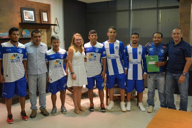 Prefeita Teresa Surita realizou a entrega das passagens na segunda-feira, 28 (Foto: Divulgação PMBV)