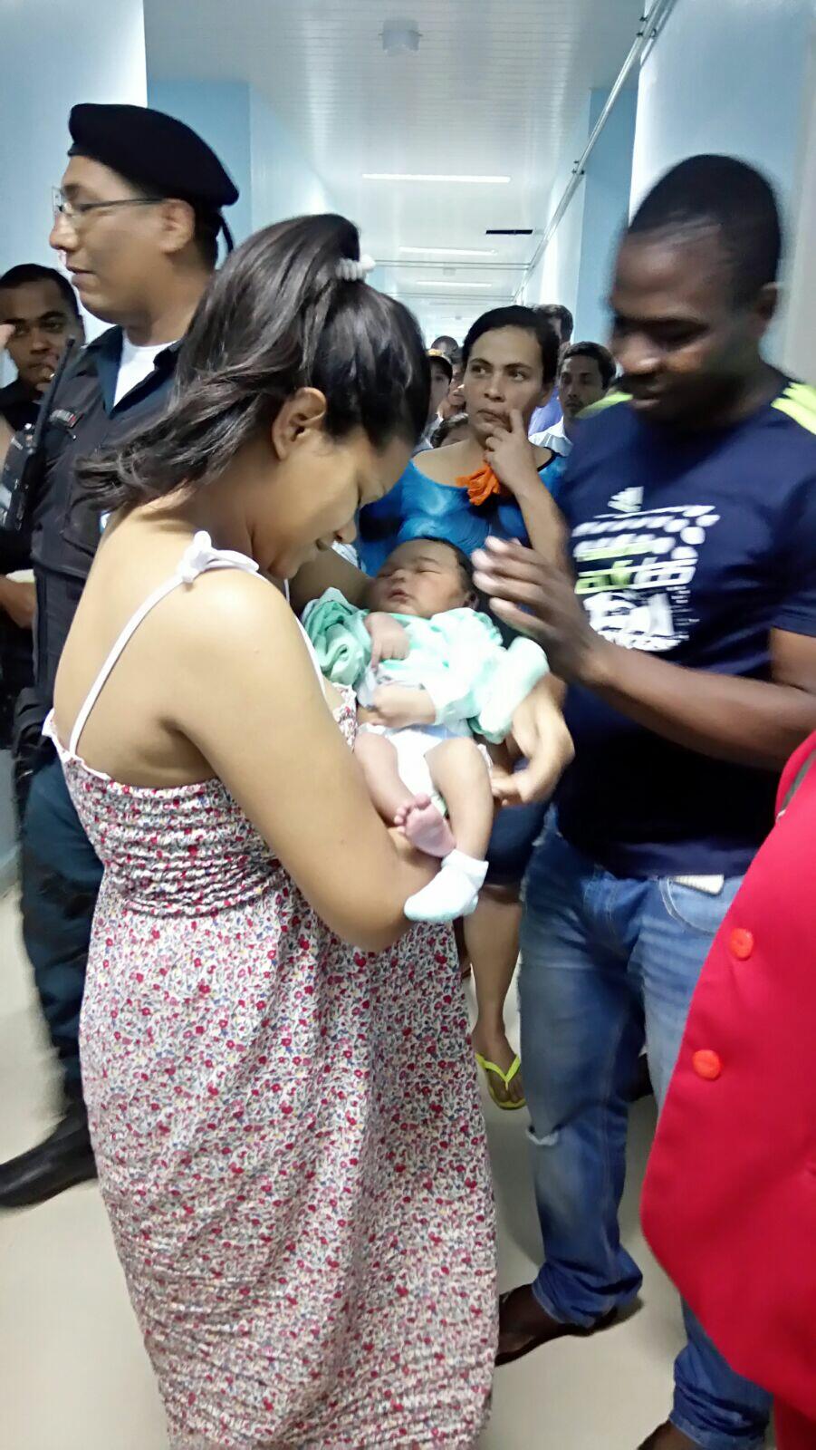 Bebê foi entregue de volta à mãe na maternidade (Foto: Ricardo Gomes)