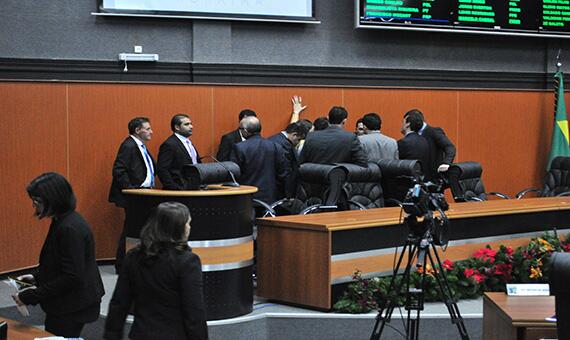 Deputados estaduais aprovaram Orçamento sob muito bate-boca e polêmica (Foto: Rodrigo Sales)
