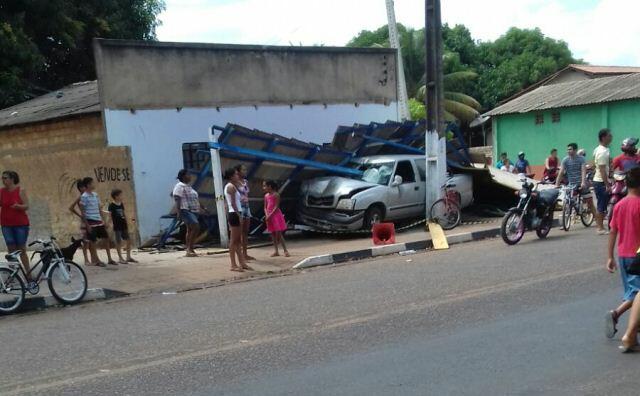 Ladrão perde controle e derruba varanda de residência (Foto: divulgação)