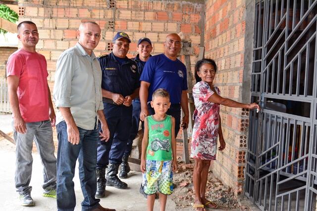 Rosima de Araújo com representantes da Guarda Civil Municipal (Foto: Divulgação PMBV)