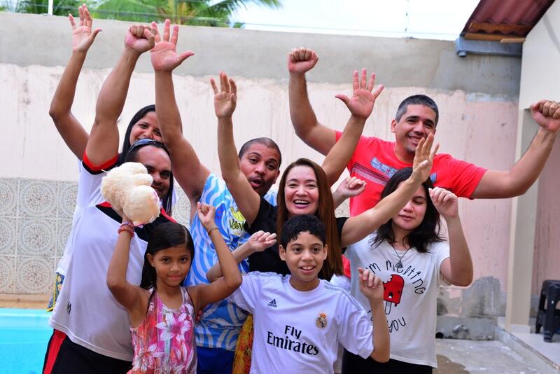 Cristina Bonfim (ao centro, de camiseta preta) e familiares comemorando o resultado (Foto: Divulgação Secom)