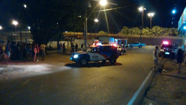 Local foi cercado pela polícia e por curiosos (Foto: Divulgação)
